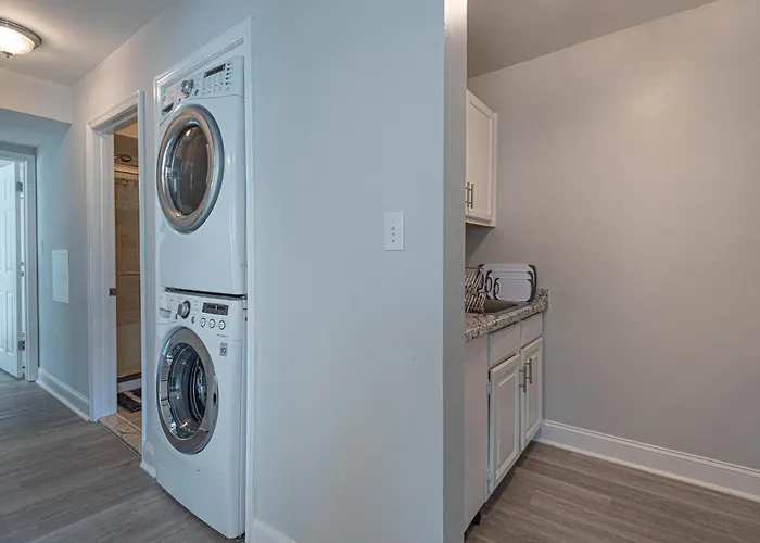 Spacious 2-bedroom On 43rd Street Easy Access To Oc Convention Center! *